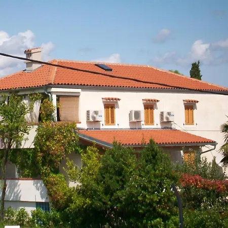 4827-2 For 4 Pers In Nerezine