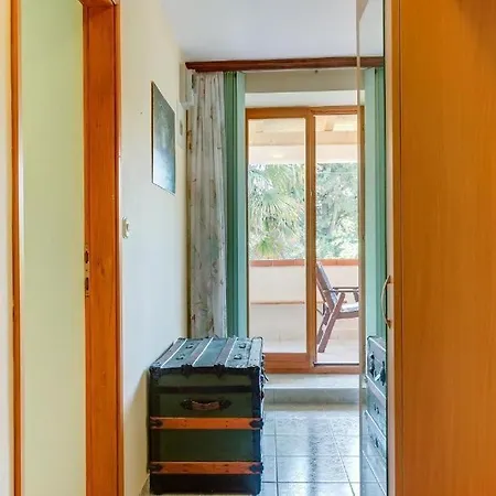 4827-2 For 4 Pers In Apartment Nerezine