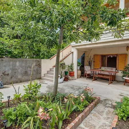 4827-2 For 4 Pers In * Nerezine