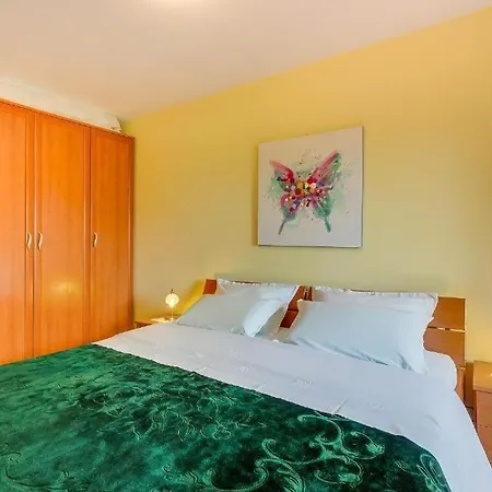 4827-2 For 4 Pers In Nerezine