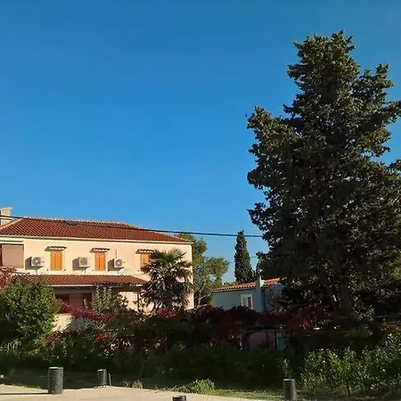 4827-2 For 4 Pers In * Nerezine