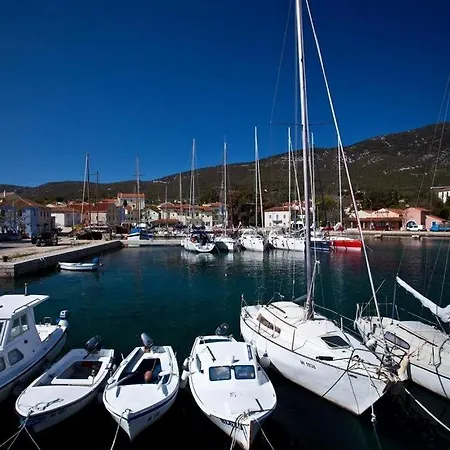 4827-2 For 4 Pers In Apartment Nerezine